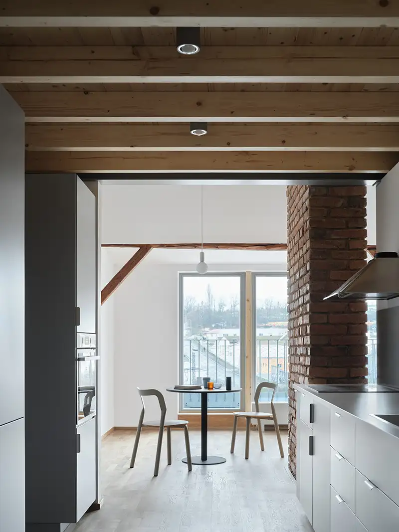 Cucina con soffitto in travi di legno