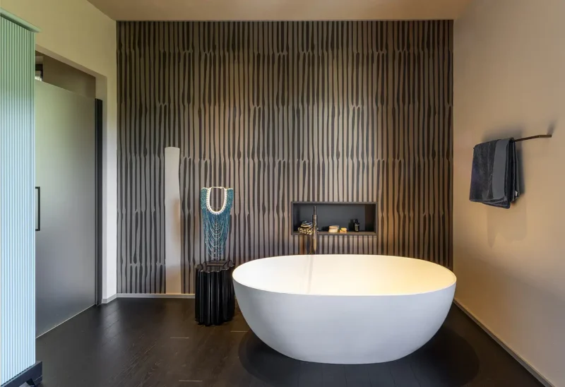 Bagno con vasca freestanding, area wellness nella villa di Gianfranco Ferré