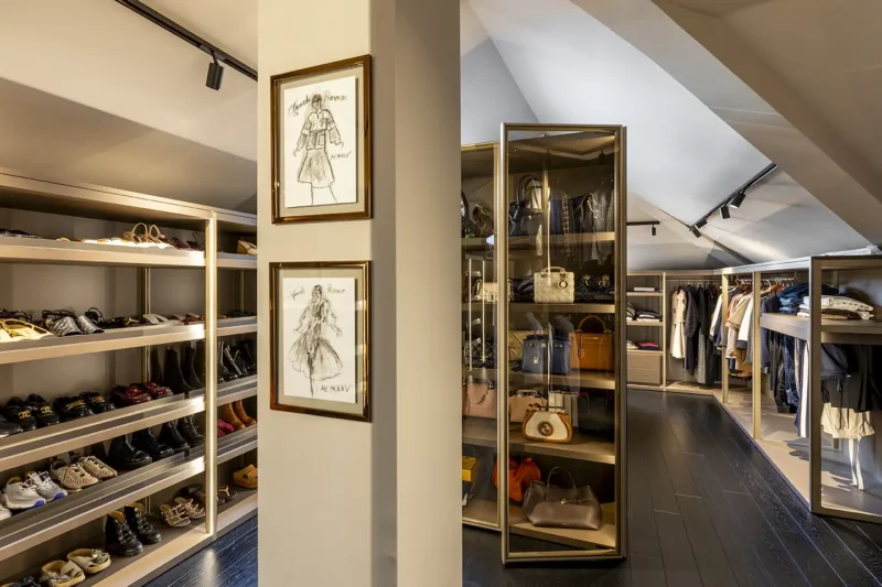 Cabina armadio nella villa di Gianfranco Ferré, dettaglio moda e design Pellizzari Studio