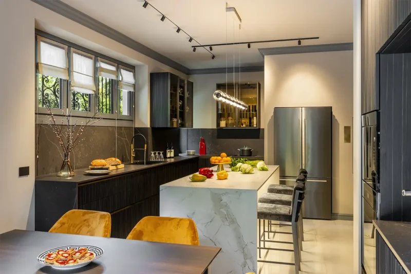 Cucina contemporanea nella villa di Gianfranco Ferré, interior design Pellizzari Studio
