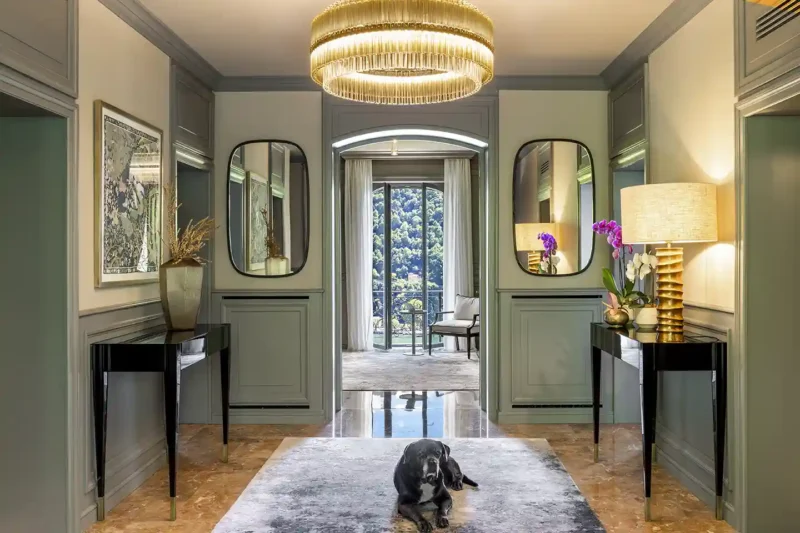 Ingresso della villa di Gianfranco Ferré sul Lago di Como dopo il restyling di Pellizzari Studio