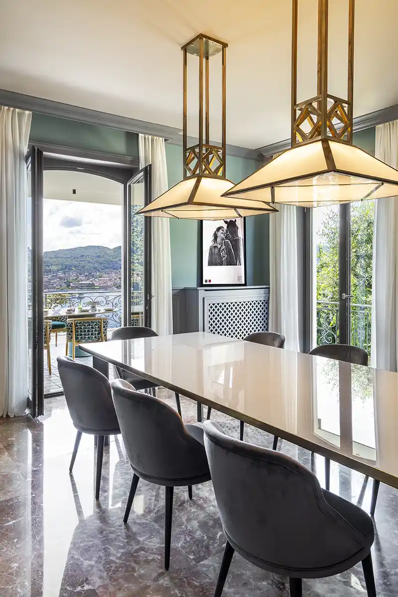 Sala da pranzo con vista lago nella villa Gianfranco Ferré, progetto Pellizzari Studio