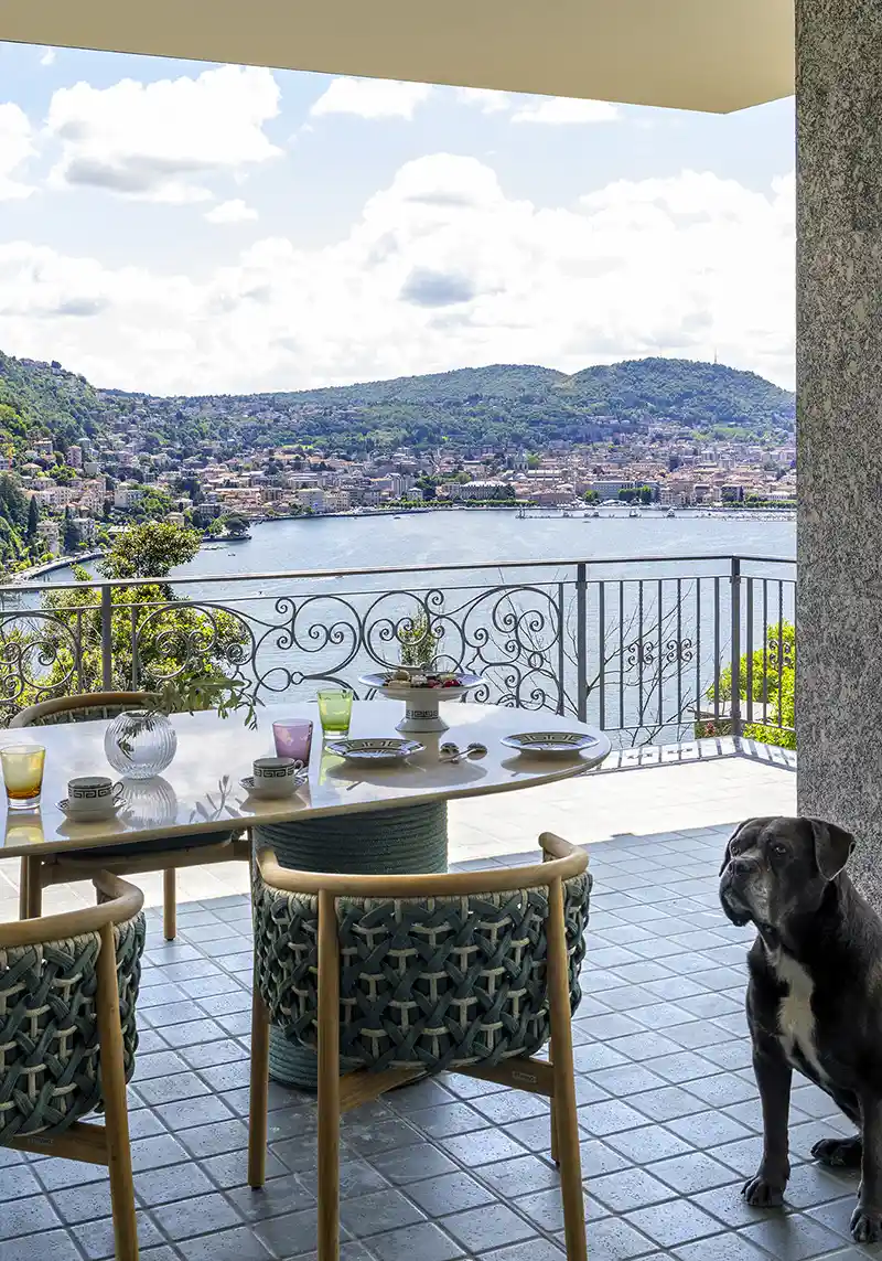 Terrazza con vista sul Lago di Como nella villa di Gianfranco Ferré